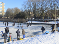 901366 Gezicht op de vijver in Park Transwijk te Utrecht, met schaatsers, wandelaars en spelende kinderen.